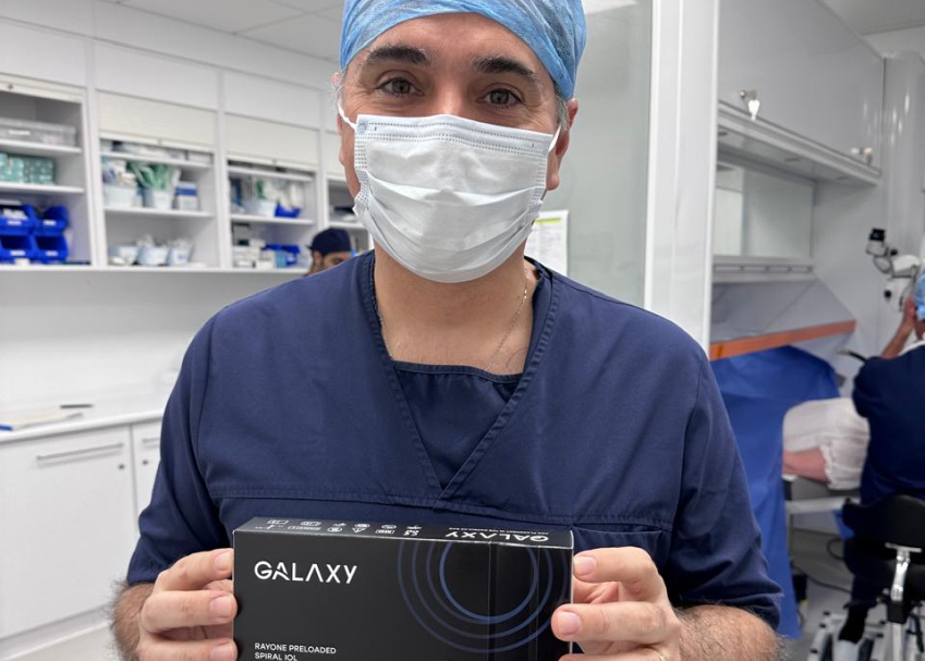 João Marcelo, CEO of Logos BioScience, accompanies the implantation of the Galaxy Rayner One lens in London